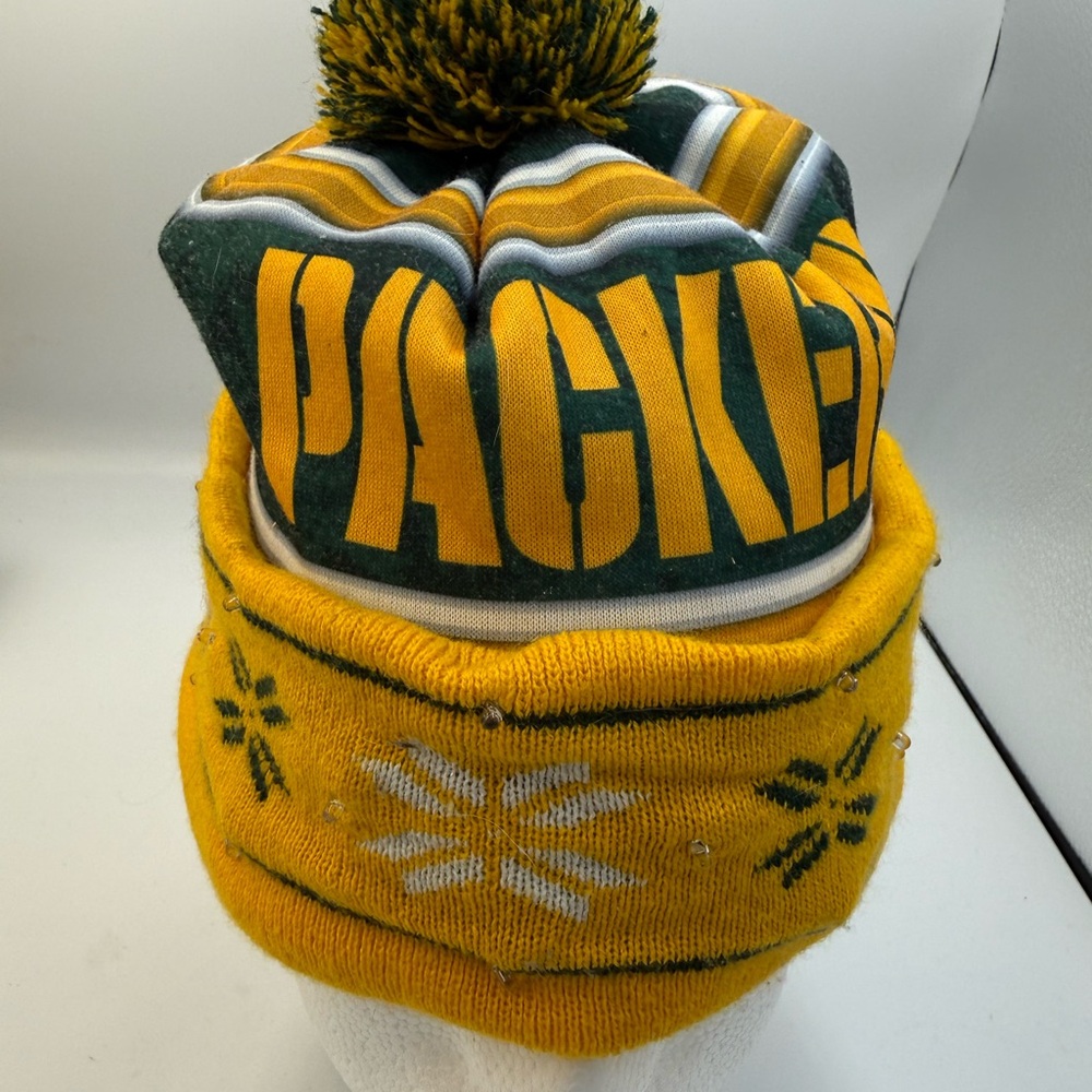 Green Bay Packers Beanie w snowflakes clear plastic beads One-size